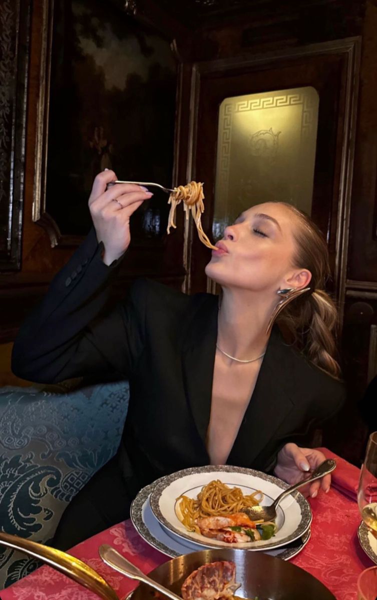 Donna elegante cena con spaghetti in un ambiente raffinato, esperienza serale da Vesper Milano in Isola