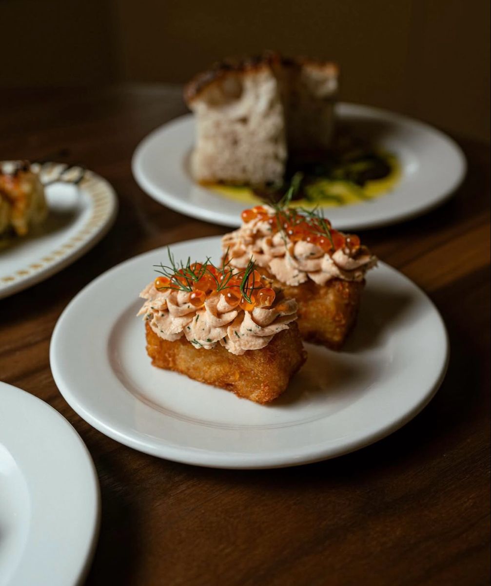 Tartine gourmet con mousse di salmone e uova di salmone servite all'aperitivo da Vesper Isola Milano