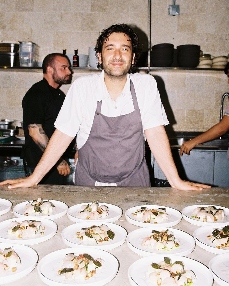 Chef di Vesper Milano in cucina con piatti impiattati al bancone, ristorante in zona Isola