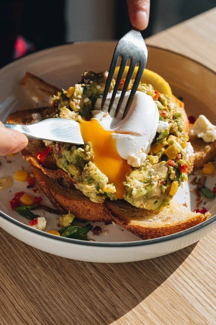 Avocado toast con uovo in camicia, guacamole e feta per la colazione salata da Vesper in Isola Milano
