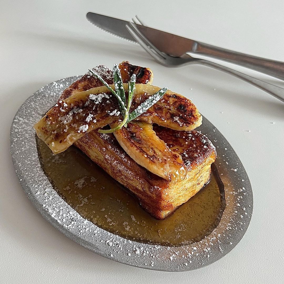 French toast alla banana caramellata con zucchero a velo servito da Vesper Milano a qualsiasi ora