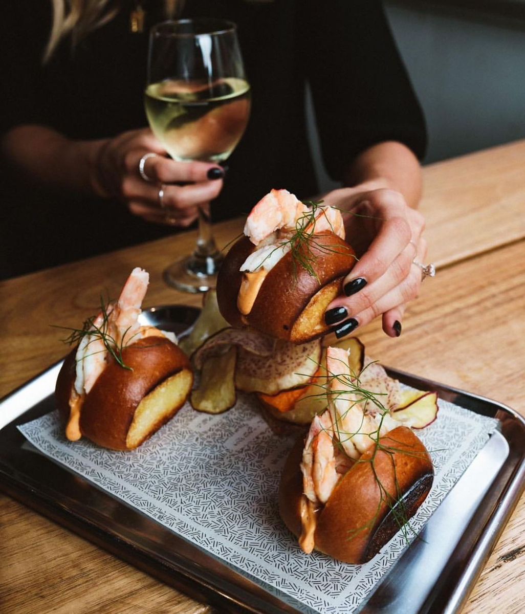 Panini gourmet con gamberi e salsa rosa accompagnati da un calice di vino bianco per la cena da Vesper in Isola Milano